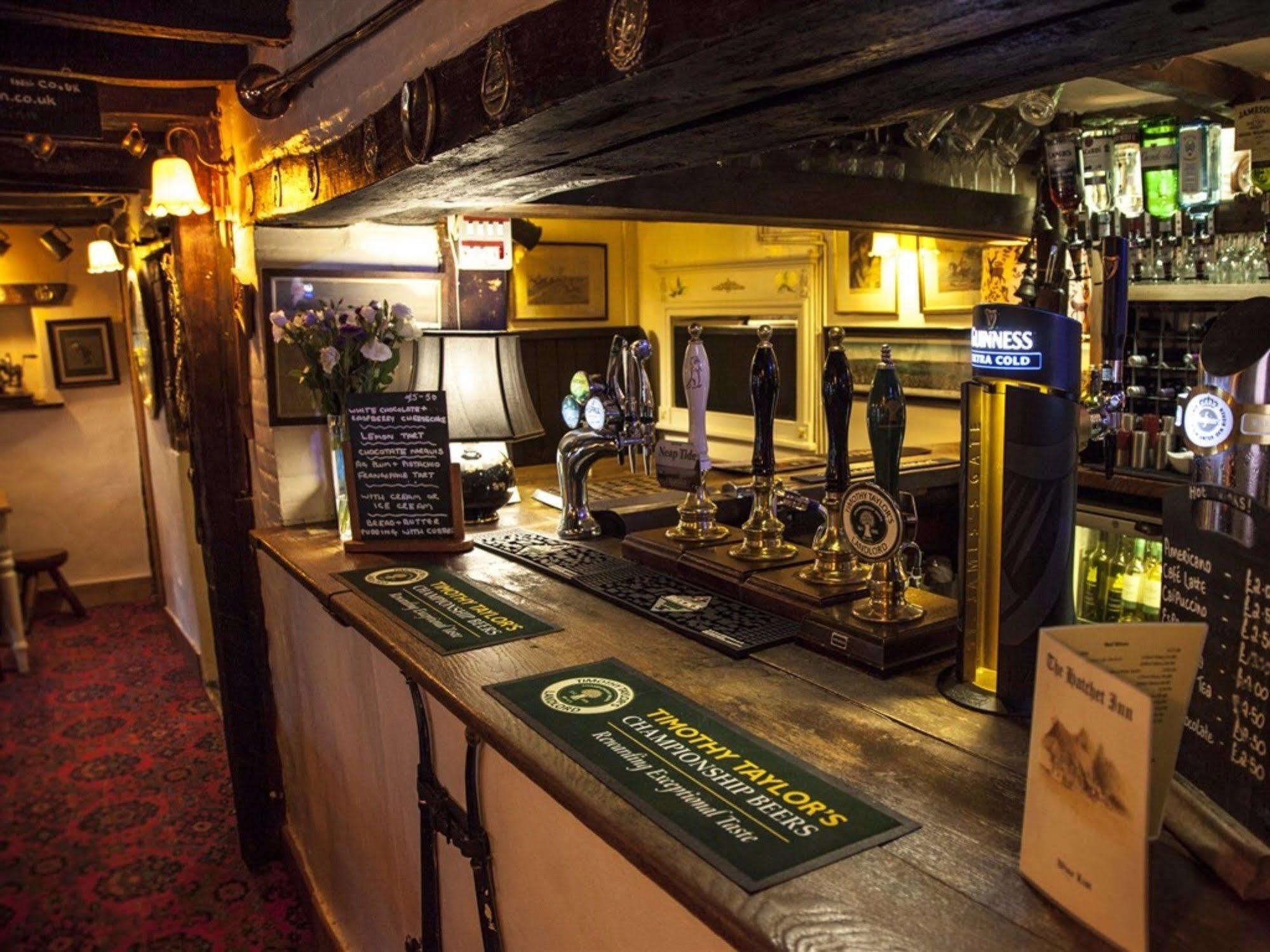 The Hatchet Inn Chute Екстер'єр фото